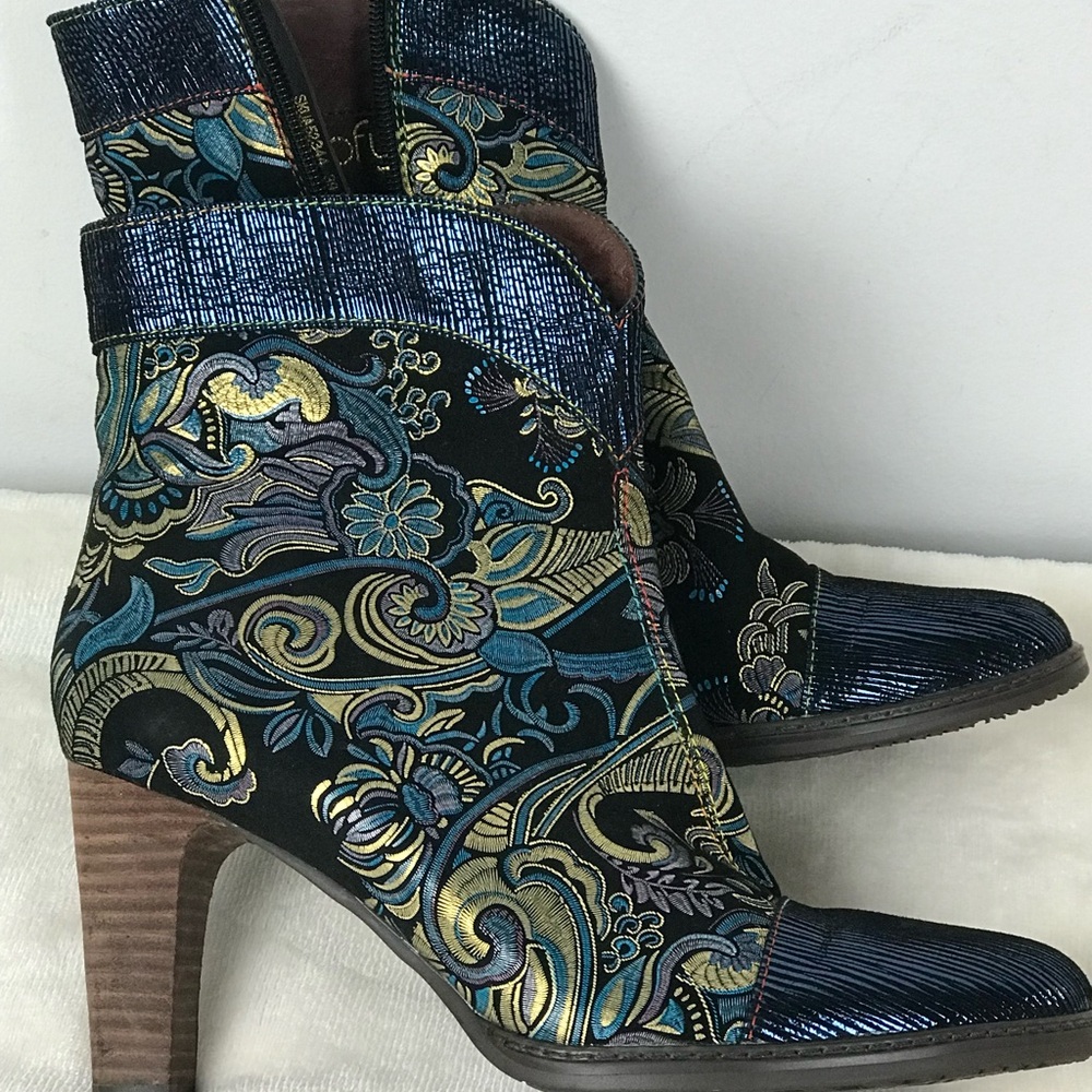 Blue and Gold Heeled Boots with Intricate Pattern - Picture 14 of 15